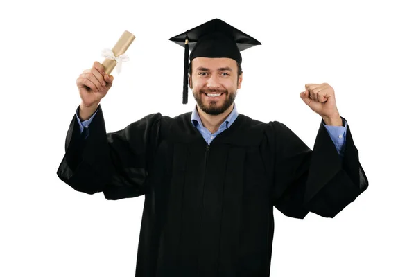 Alegre sonriente macho graduado usando bata y gorra aislado en blanco — Foto de Stock