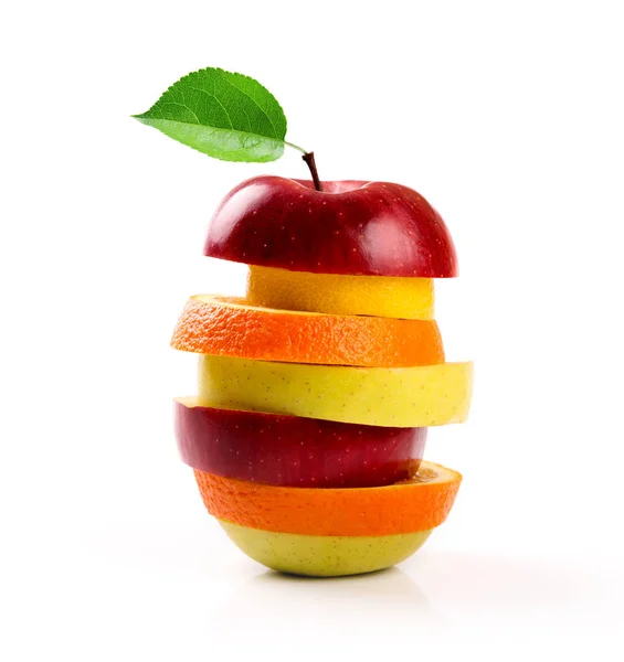 Tranches de fruits mélangées isolées sur blanc — Photo