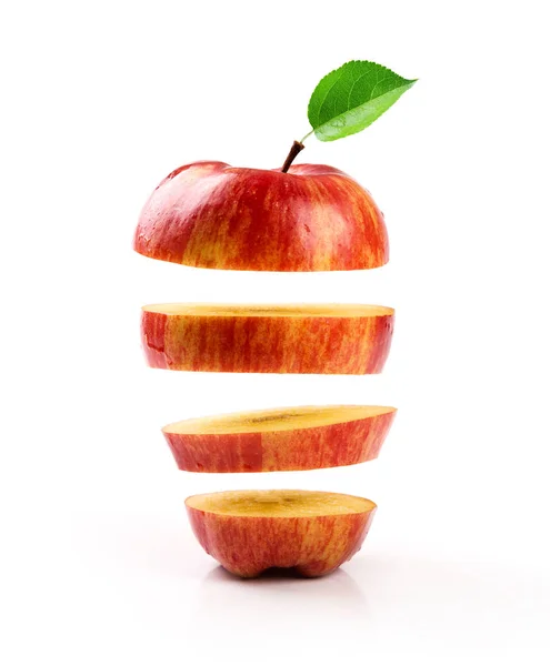 Em fatias de maçã vermelha levitando no fundo branco — Fotografia de Stock