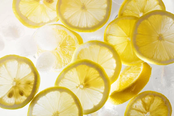Refreshing water with lemon slices and ice cubes — Stock Photo, Image