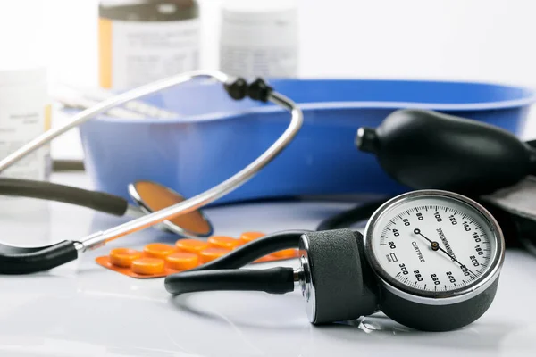 Herramientas y equipos médicos - primer plano del medidor de presión arterial —  Fotos de Stock