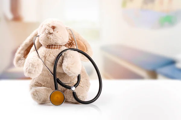 Dzieci lekarz koncepcja - królik z stetoskop. miejsce — Zdjęcie stockowe