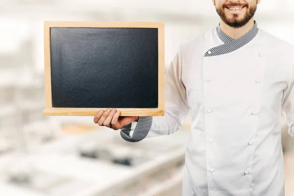 Boş yazı tahtası elinde tutan şef aşçı — Stok fotoğraf