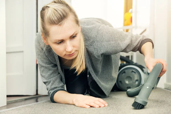 Pedant vrouw huis met de stofzuiger schoonmaken — Stockfoto