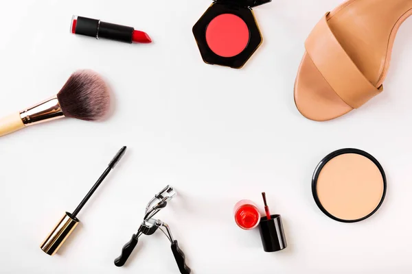 Mode en make-up accessoires met kopie ruimte op wit — Stockfoto