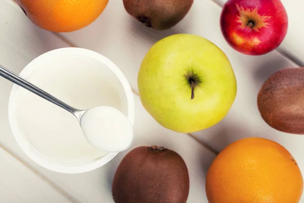 Gesundes Frühstück - Joghurtbecher mit Früchten. Ansicht von oben — Stockfoto