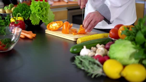 Insalata di verdure - paprica di taglio di chef a bordo in cucina — Video Stock