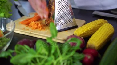 sebze salatası - havuç rendesi ile bileme Şef