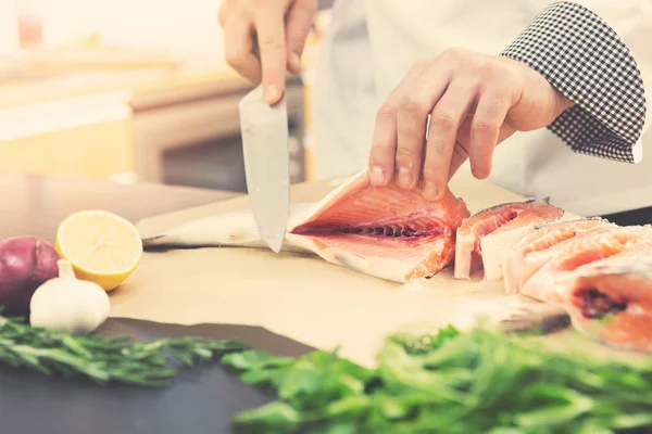 Frutti di mare - chef prepara il salmone per la cottura — Foto Stock
