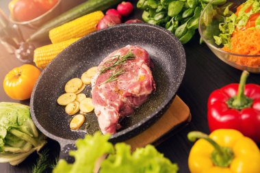 çiğ et yemek için hazır bir tavada patates ile