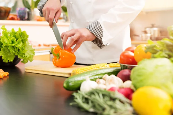Cozinhar preparando salada de legumes na cozinha doméstica — Fotografia de Stock