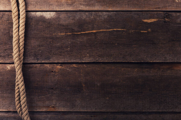 старинный фон со старой веревкой на деревянных досках
