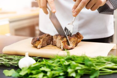 Mutfakta Şef kesme kavrulmuş domuz eti