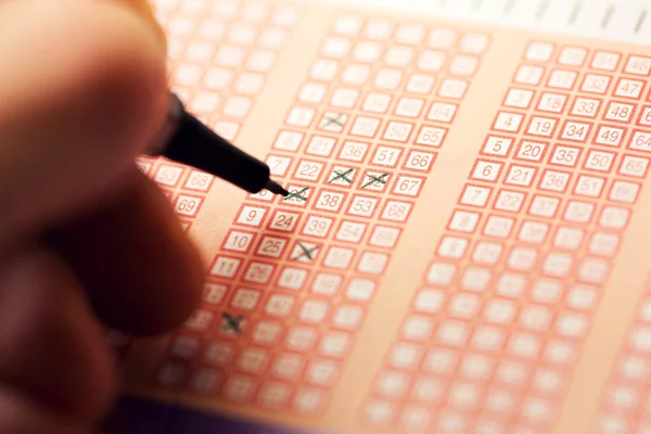 Füllen Sie einen Bingo-Lottoschein aus — Stockfoto