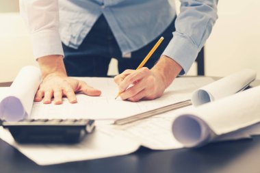 Mimar, inşaat projede ofiste çalışan mühendis