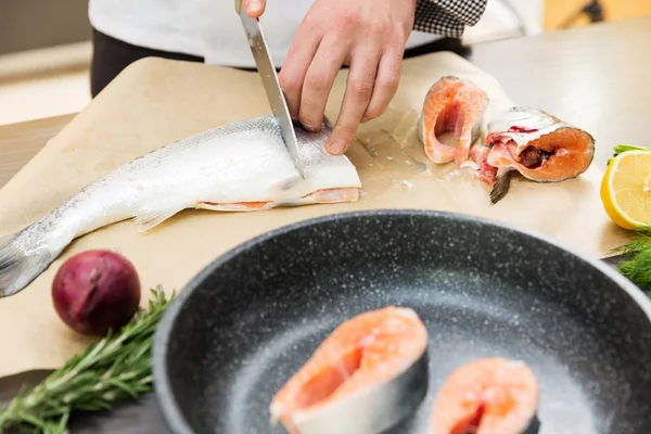 Cuocere tagliando il pesce salmone per cucinare — Foto Stock