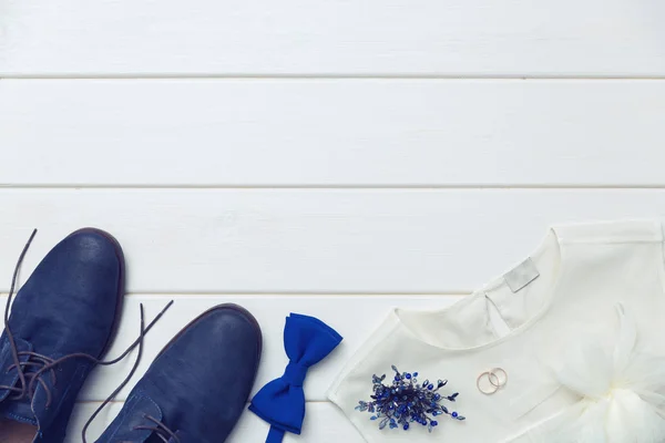 Fondo del día de la boda - ropa y accesorios en tablones de madera blanca —  Fotos de Stock