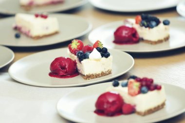 peynirli kek çilek ve plakaları sorbe ile