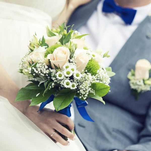 Close-up van bruiloft boeket in bride's hand — Stockfoto