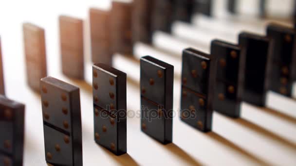 Efeito dominó - peças de dominó caindo em câmera lenta — Vídeo de Stock