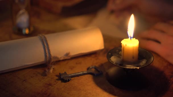 Carta de escritura a la luz de las velas — Vídeo de stock
