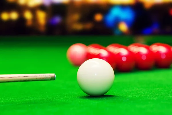 Snooker - aim the cue ball — Stock Photo, Image