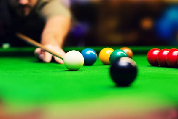 Snooker - ember, amelynek célja a végszó labda játék — Stock Fotó