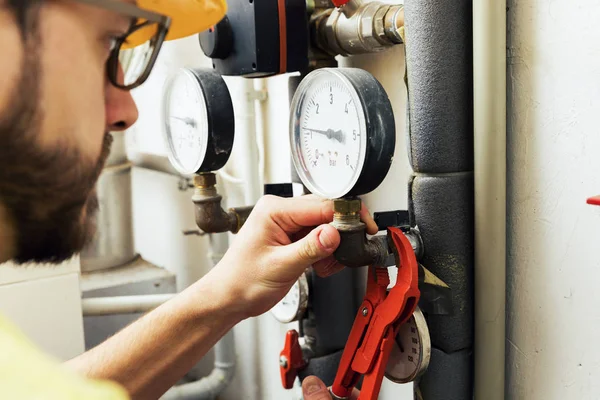 Loodgieter installeren druk meter voor huis verwarmingssysteem — Stockfoto