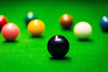 Bilardo topları yeşil kumaş masada closeup