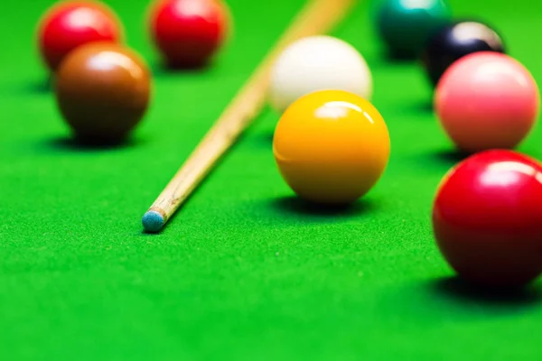 Snooker golyó és a dákó az asztalon — Stock Fotó