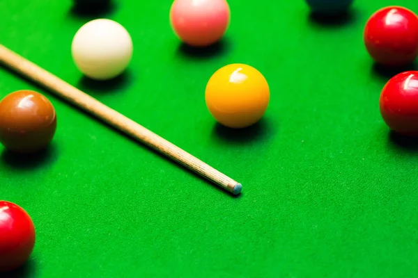 Ballen snooker en cue op tafel — Stockfoto