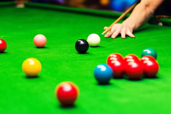 Jogando snooker - homem apontando a bola de sugestão — Fotografia de Stock