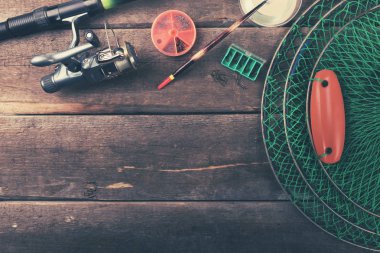 Balık tutmak için ekipmanlar kopya alanı eski ahşap tablo