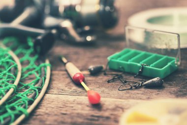 Balık tutma malzemeleri ahşap masa üzerinde closeup