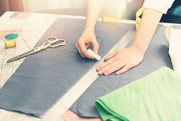 Επάγγελμα ράφτης - σήμανση ύφασμα με κιμωλία για κοπή — Φωτογραφία Αρχείου