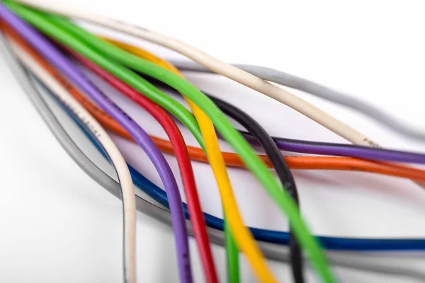 Fios elétricos coloridos no fundo branco — Fotografia de Stock