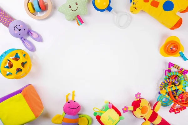 Jouets de bébé colorés sur blanc avec espace de copie — Photo