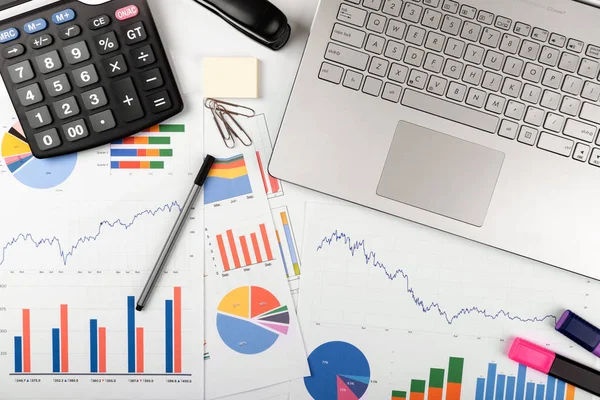 Datenanalyse - Arbeitsplatz mit Geschäftsdiagrammen und Diagrammen — Stockfoto