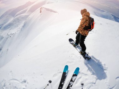 freeriders dik yamaç taze kar kar düşmeye hazır
