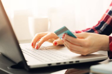 kredi kartı ile online ödeme yapma kadın