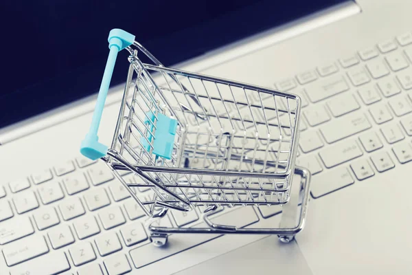 Internet shopping concept - kar op computertoetsenbord — Stockfoto