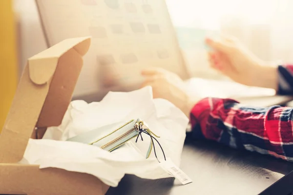 Donna che effettua acquisti online su internet store — Foto Stock