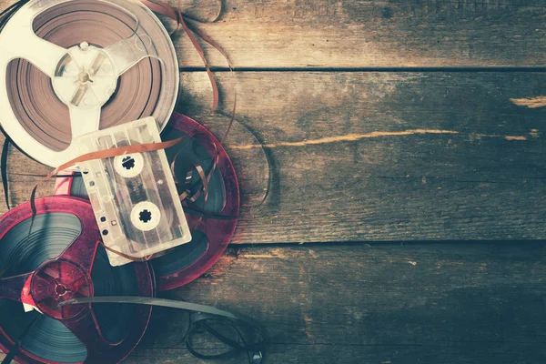 Gulungan audio retro dan kaset pada tabel kayu dengan ruang penyalinan — Stok Foto
