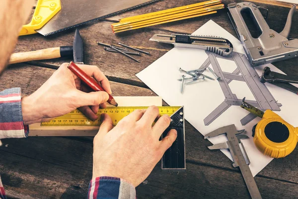 Bricolaje - carpintero trabajando en nuevo proyecto de mesa en taller — Foto de Stock