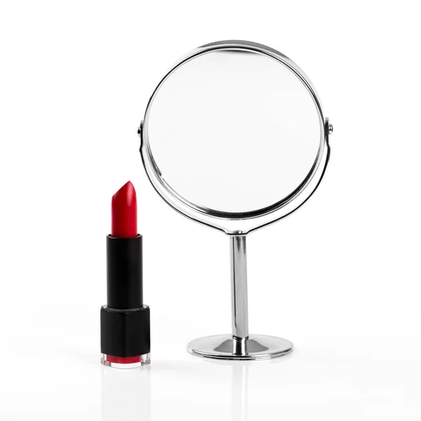 Batom vermelho e espelho isolado no fundo branco — Fotografia de Stock