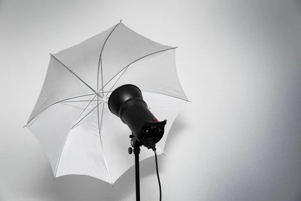 Foto estúdio relâmpago - flash estroboscópico com guarda-chuva branco — Fotografia de Stock