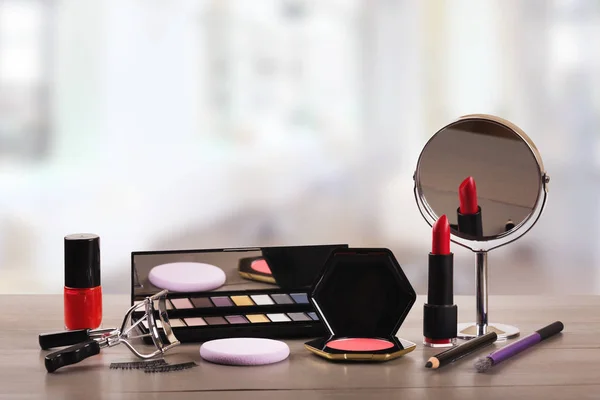 Косметичні засоби для макіяжу на столі в салоні краси — стокове фото