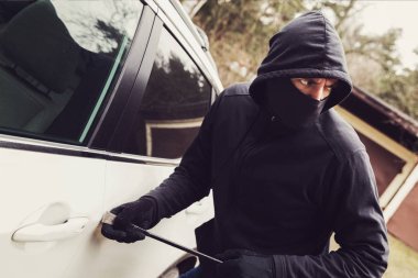 Araba hırsızlığı - aracın sızmak isteyen hırsız