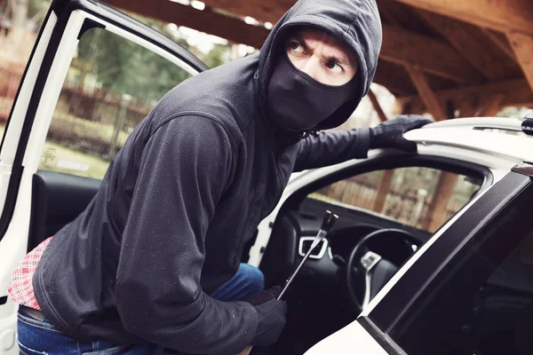 Thief steals car — Stock Photo, Image