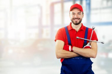 Arabayı tamir servisi - otomatik mekanik anahtar ile el gülümseyen